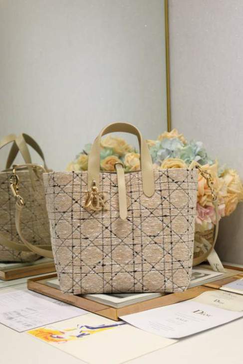 Picture of Dior Handbags _SKUfw239218288fw